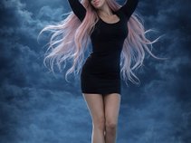 Jacqueline Seymour (JS)