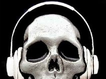 DEAFBOYONE SKULL n PHONES (OFFICIAL)