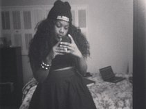 Champagne Chanel Blunt