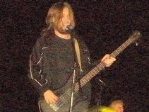 El Fefo bass player