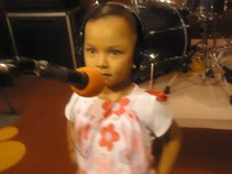 Vania Hasna_Penyanyi Cilik