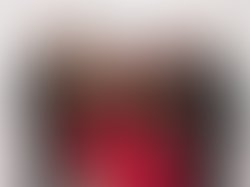 1396286532 ella red carpet with award