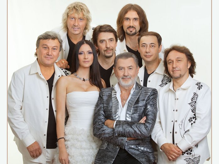 Бетінде отырған әйелдің порно видеосы