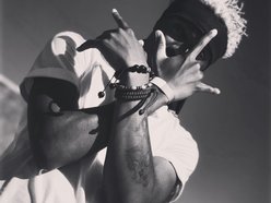 axe on the beat bw