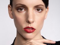Aline Mayne