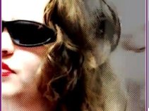 Caroline Gordon ... singer, songwriter, flute, piccolo, piano, uke