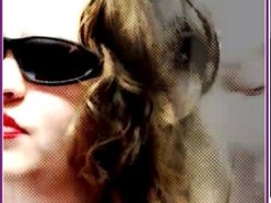 Caroline Gordon ... singer, songwriter, flute, piccolo, piano, uke