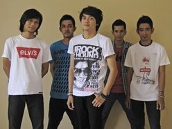 ReverbNation profile picture for @closing