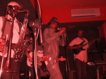 シｰラ・ムツンジ　Sila & Band