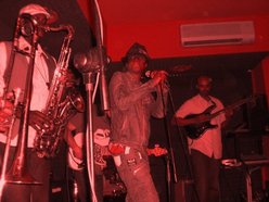 シｰラ・ムツンジ　Sila & Band