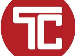 tu trung bay banh kem