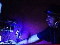 I love DJ Kenney Hollywood's Mixes