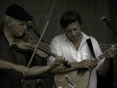 Banjola and Fiddle.. playing "Lark in the morning/Morning nightcap"
