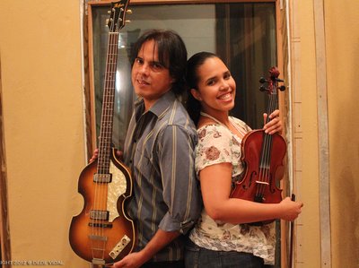 Glorimar Palos Arroyo, daughter of Heri Palos, performs in "Otra Noche Sin TÃ".
