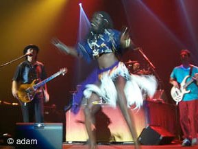 Nabou , avec les TOUrÃ©s,sur la scÃ¨ne de Carlos Santana,