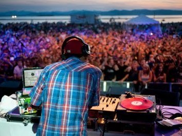 DJ A-Dog opening 4 Nas & Damian 'Distant Relatives Tour' 2011 (2)