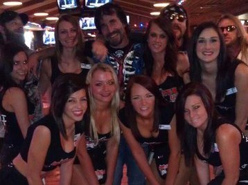 SGR and Hooters girls