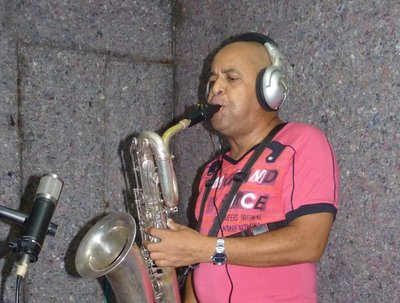 MOISÃ‰S MÃRQUEZ LEYVA - CUBAN BARRITON SAX ON DESCARGA LATINA