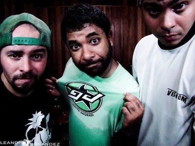 Macacos Me Mordam photo