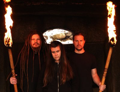 Linus Pilebrand: Guitar/Vocals. Denice Svenningsson. Bass. Robin Kling: Drums.