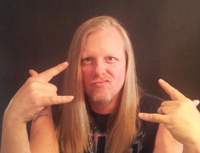 Kenny : Lead Vocalist / Guitarist