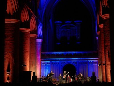 Oysterband & June Tabor - Gloucester Cathedral (Alan Cole http://www.musicfestivalphotos.co.uk/)