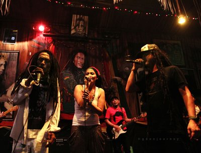 Apache Reggae Bar jamming bareng Nath The Lions dan Steven Jam