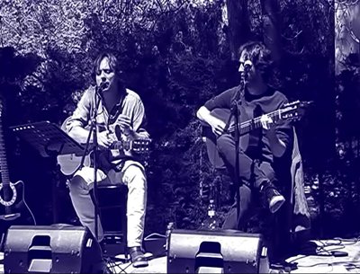 Charada playing "NacÃ­ en el amor" at Centre CÃ­vic de SarriÃ 