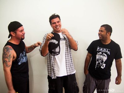 Macacos Me Mordam photo