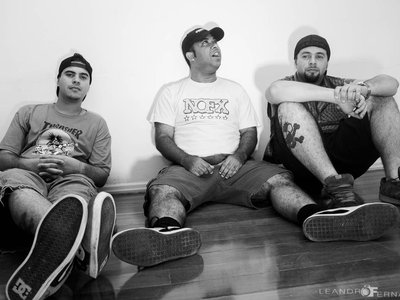 Macacos Me Mordam photo