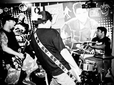 Macacos Me Mordam photo
