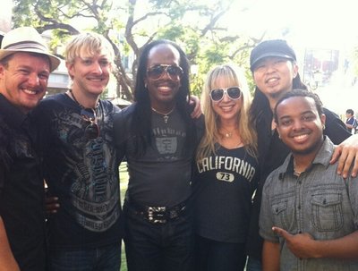 Earth, Wind and Fire bassist Verdine White hangs with Jake Simpson and this band at The Grove LA!