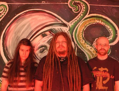 Denice Svenningsson, Bass. Linus Pilebrand, Vocals/Guitar. Gabriel Ek, Drums.