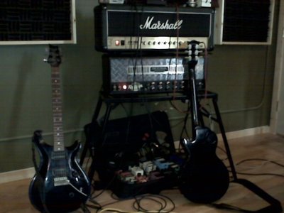 2 HEADS, 2 GUITARS........