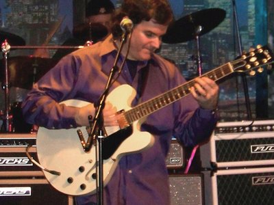 Michael Lewis in concert