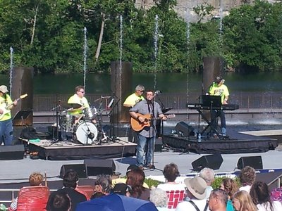 Paul Alvin debuting "Redneck Roll" at the Country Showdown at Branson Landing