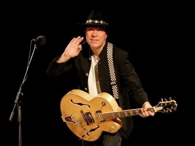 Gerry Joe Weise and archtop Rockingham Signature Custom guitar.