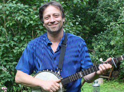 Press Photo with the banjo