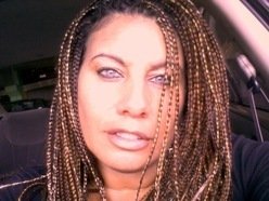 Jha Voice (aka Hila Seltzer) who sings "Looking for Sunsets (in the Early Morning)" by Paul Levinson