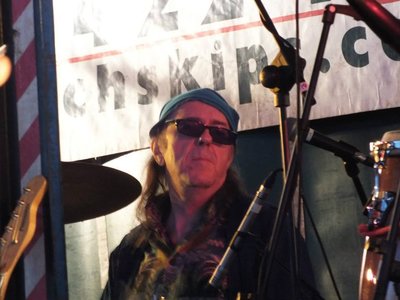 Phil Little at The 2013 RNLI Hastings Beach Gig (by Gyorgy)