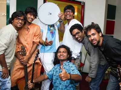Radio Mirchi 98.3 FM, Mumbai with RJ Jeeturaaj for the show Club Mirchi Rain Special