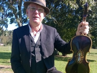 Mr Moons anchient New Zealand Fiddle as played on Un arbre ne peut pas toucher le cie
