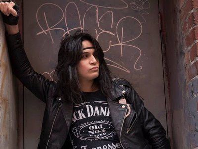 Jakki Dee, bass