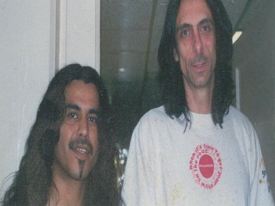 SCOTT TRAVIS, DRUMMER OF JUDAS PRIEST, TALL MAN ( I AM 6' TALL)