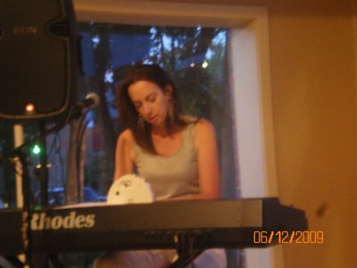 Kim playing keyboard at Frederick Cellars 6/09