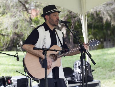 Oneg Shemesh Band photo
