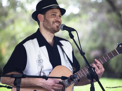 Oneg Shemesh Band photo