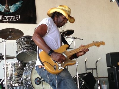 Chris Bell with vintage Fender Stratocaster live at biker joint Sportsterz! Git-R-Done!