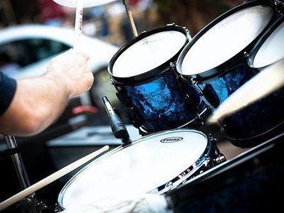 Great action shot of the old blue Pearl kit 2008