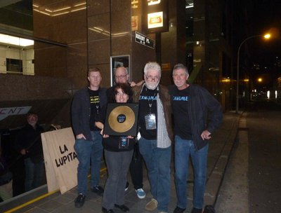 Lilo Blyton holding the "Golden Disc" with Ben Hewson, Chris Stafford, Brian Ralston and Graham Dous